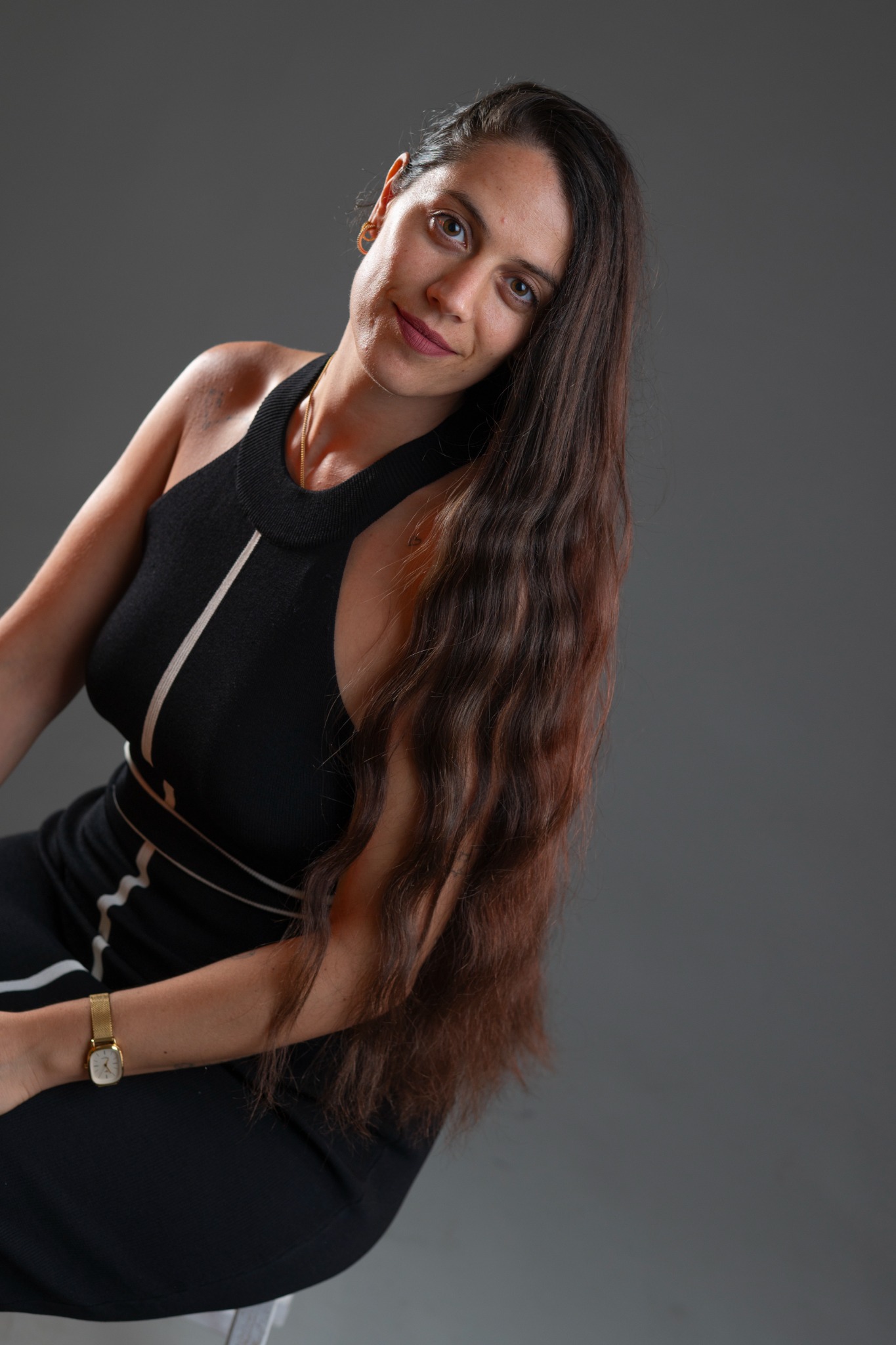 Retrato cercano de Jenifer Verdú, con el pelo suelto y una sonrisa suave
