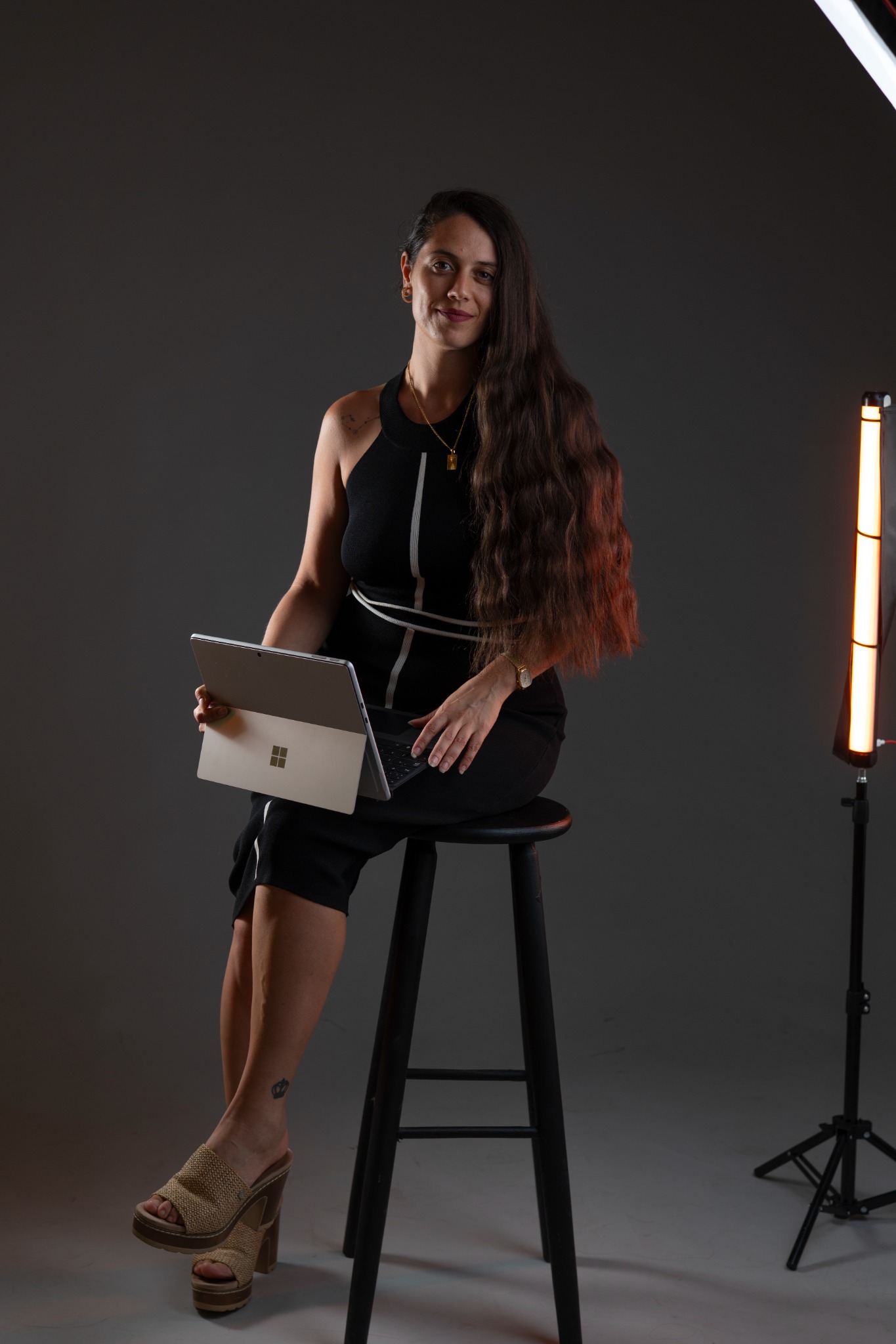 Jenifer Verdú sentada con su ordenador, preparada para el trabajo remoto